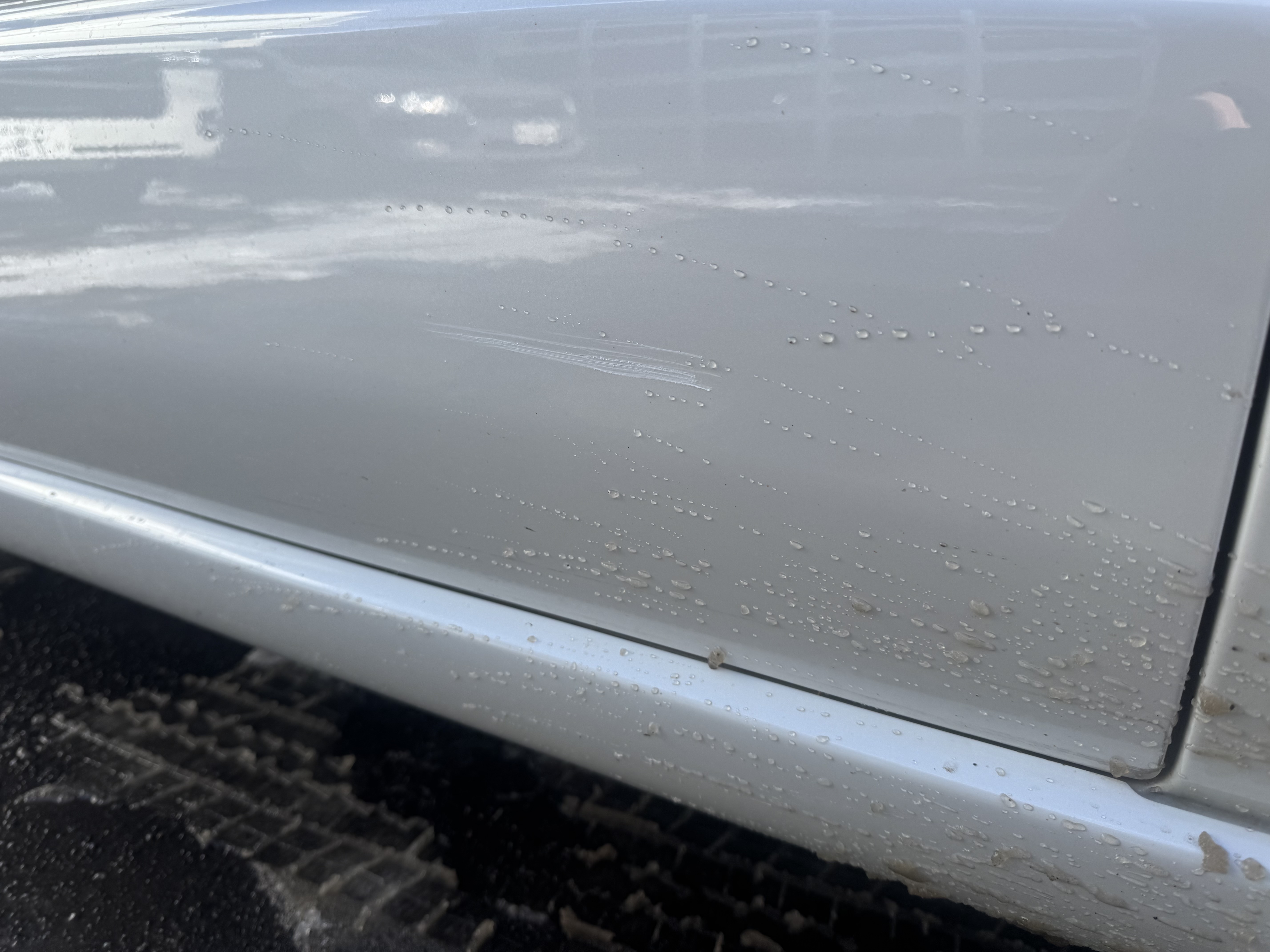 札幌 ハイエース バンパー傷 修理前