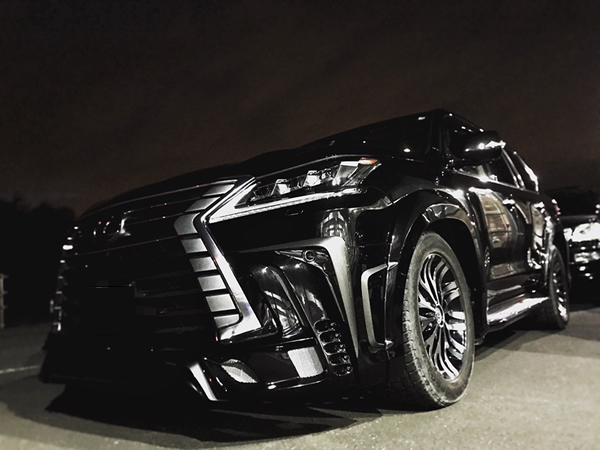 中古車レクサスカスタムセダン専門店