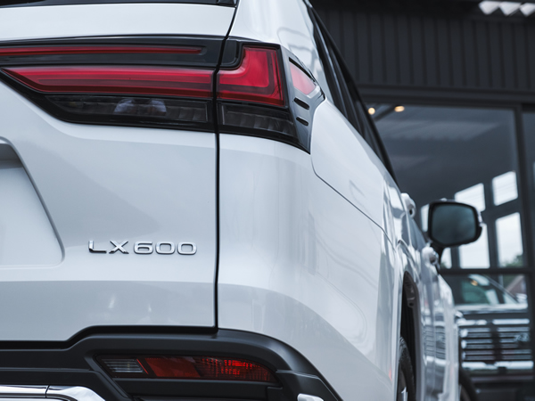 中古車レクサスカスタムセダン専門店