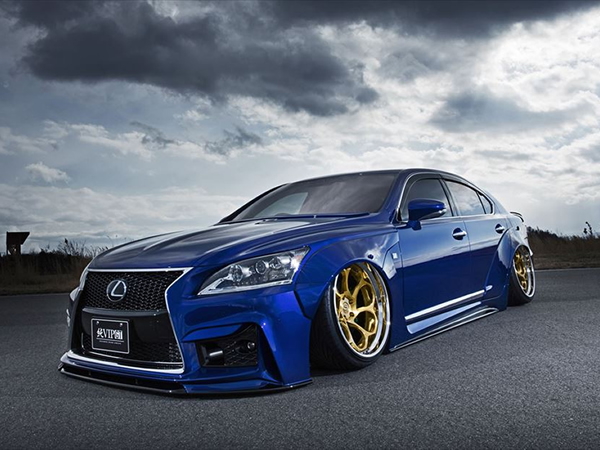 中古車レクサスカスタムセダン専門店